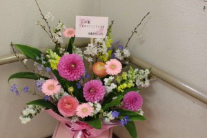 保護者の会三役さんからお祝いのお花が届きました。