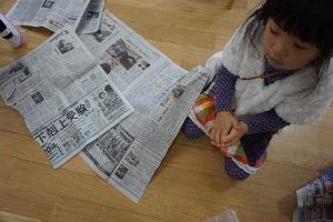 新聞紙を丸めて豆を作ります。