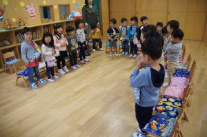 幼稚園では毎日礼拝をします。讃美歌も上手に歌えるようになってきました。