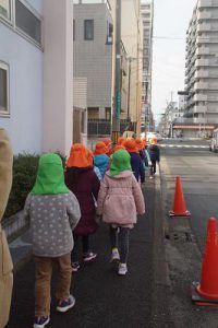 幼稚園の近くの土居川に出発です。
