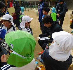 憧れの東口選手と倉田選手からサインを書いてもらい大満足の様子でした！
