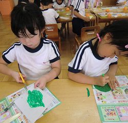 みどりぐみは紙に葉っぱを描く子どもと、折り紙で葉っぱを作る子どもに分かれて作成していました。本物の葉っぱを見たり、置いて型どったり工夫して作っていました。