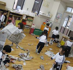 年少さんの保育室では「新聞ビリビリ」遊びが豪快に行われていました。