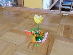 よ～く見てみると、チューリップが咲いていました(^O^)　前にユーチューブで紹介した折り紙で上手に作ってくれていました。しかも床から咲いているように工夫されていましたよ！すごい～👏( ˊᵕˋ*)ﾊﾟﾁﾊﾟﾁ