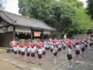 翌朝、上宮天満宮の境内で朝の体操。　　　　　　　　　　　　みんなよく眠れたかな？