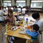 小さい子達も参加して、一緒に食べました。