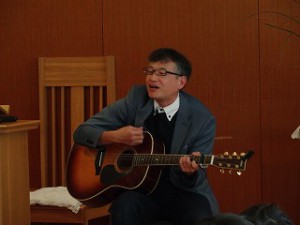 久木先生のギターに合わせて賛美歌を歌います