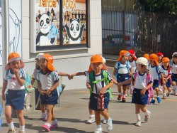 運動会を経験した年少さんです！上手に並んで歩けるようになりました。