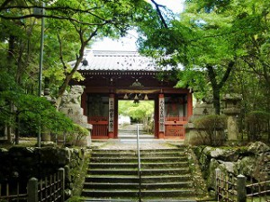 今回お世話になった神峯山寺♪立派な門をくぐって本堂まで歩いて行きました。