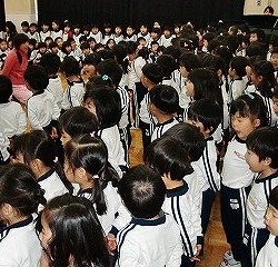 お祝いの後は、学年ごとに歌の発表をします。　　　　　　　　　　　　　　　　　　年少さんも4月の頃とは比べ物にならないくらい、上手に立って並んで歌えるようになりました！