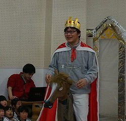 白馬？に乗った王子様登場～♡　　　　　　　　　　　　　　　　　　　　　　　　　子ども達から「チューして～♡」とせかされていました(笑)