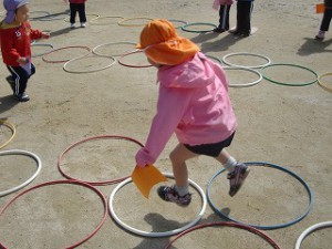 フラフープをケンケンパッ！！と飛び越えていきます！！