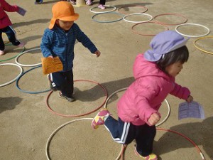 ゴールの先には先生が待っていて、カードにスタンプを押してもらいます！