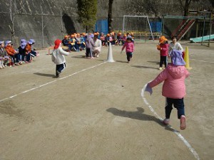スキップのコースは直線となみなみ線とぐるぐる線です♪リズミカルにスキップをする子どもたちの笑顔はキラキラしてました☆