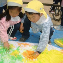 手で絵の具を塗る子どもたちもいて楽しそう！！