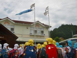 ほたるの館に到着！館長さんのお話を聞きました。