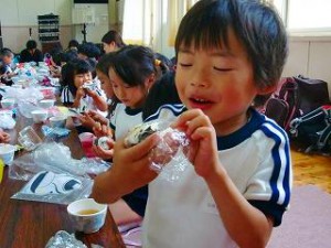 みんな、にこにこ笑顔でとっても美味しそうに食べていました♪ つづく・・・