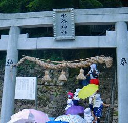 ほたるの館の近くにある水谷神社にお参り！！「木のトンネルみたいだね」と子ども達は嬉しそうに言っていました♡