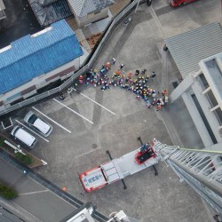 先生たちが４０メートルもあるはしご車の上から撮った子どもたちです。