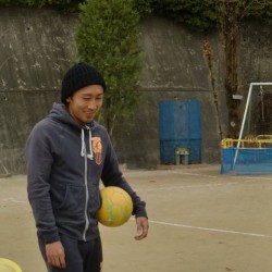 倉田秋選手！　倉田選手はのびてゆく幼稚園の卒園児で、幼稚園の頃からこの運動場でサッカーをしていたんですよ！