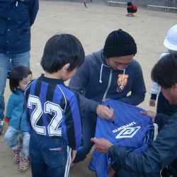 倉田選手が帰られる間際には、サインを求める子ども達！　みんな準備万端でサッカーボールや鞄やシューズ、色紙を持って倉田選手の前に並んでいました。