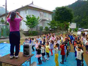 朝起きて、歯を磨いて着替えたら、皆でザックウ体操を踊りました。朝から元気いっぱいです！！