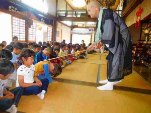 美味しいご飯を食べたあとは、座禅体験です!静かな気持ちで集中しています！