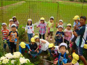 その後はお散歩をしました☆彡かえるを捕まえたり、お花やクローバー探しをしたり、、、♡